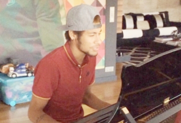 Video hài hước: Neymar trổ tài chơi nhạc và ca hát